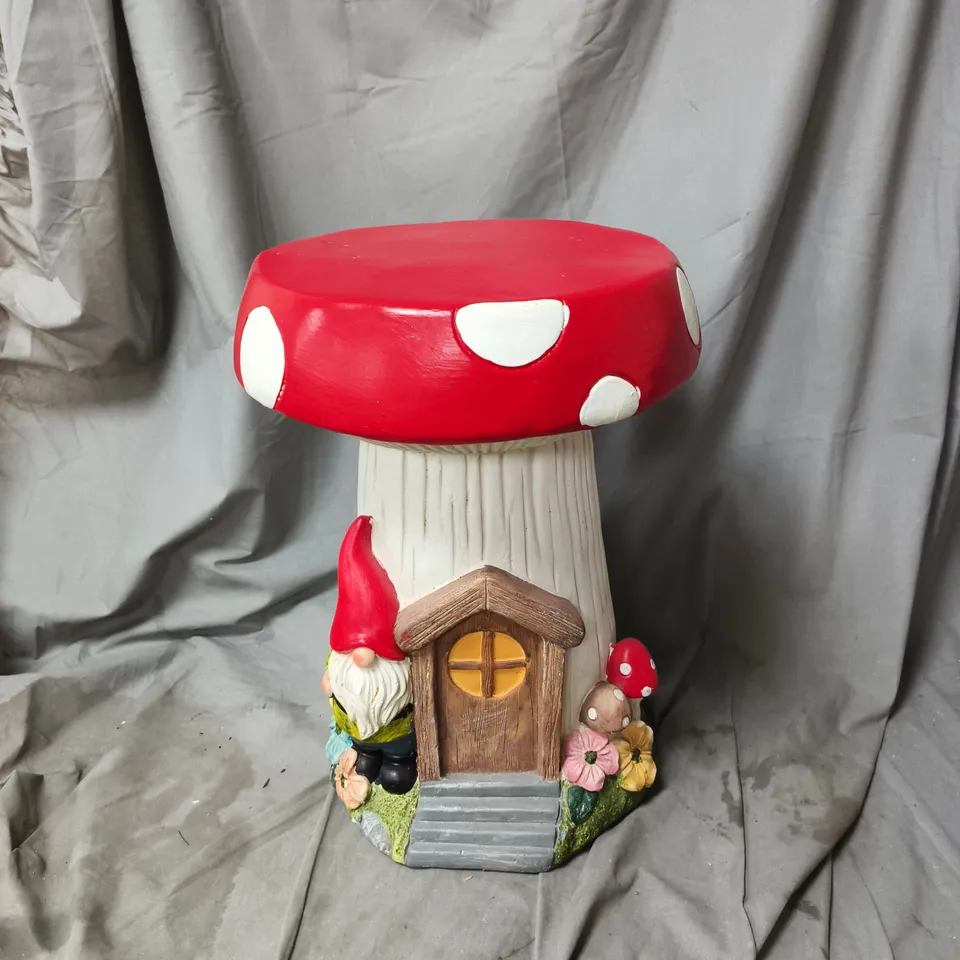 RED MUSHROOM GARDEN ORNAMENT WITH GNOME COTTAGE FIGURE