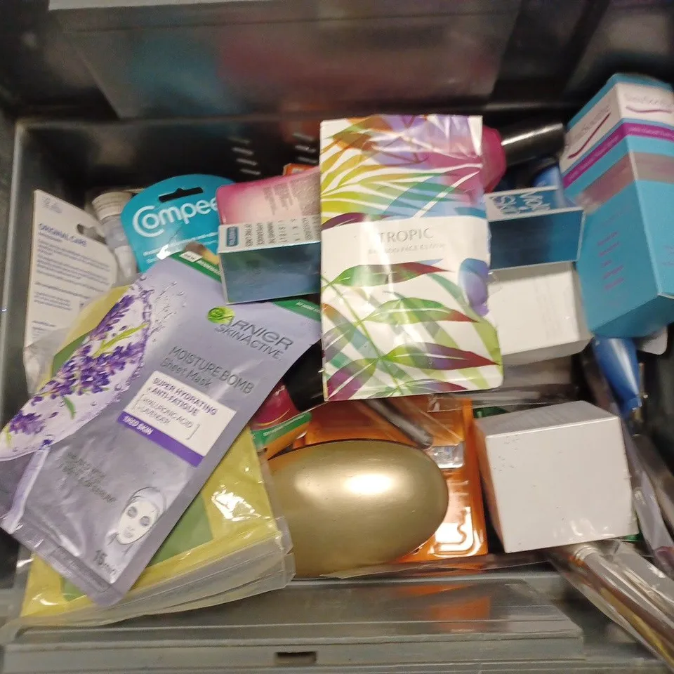 BOX OF APPROX 20 ASSORTED HEALTH AND BEAUTY ITEMS TO INCLUDE - BARE FEET EXFOLIATING FOOT SCRUB - BYE ELLIE BROWN SHAPE - VIOLA SKIN INSTANT WRINKLE REMOVER ECT