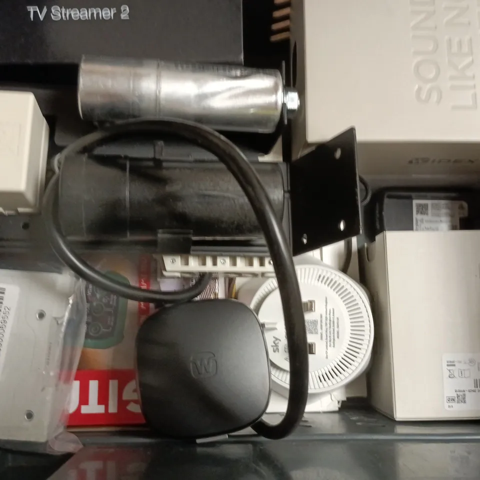 APPROXIMATELY 10 ASSORTED ELECTRICAL ITEMS TO INCLUDE SSD ENCLOSURE, SMART MULTIMETER, LASER SIGHT, ETC