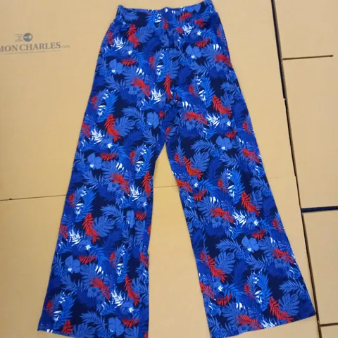 BOX OF APPROXIMATELY 22 D&CO PATTERENED LEAF WIDE LEG LEGGINGS SIZE XS