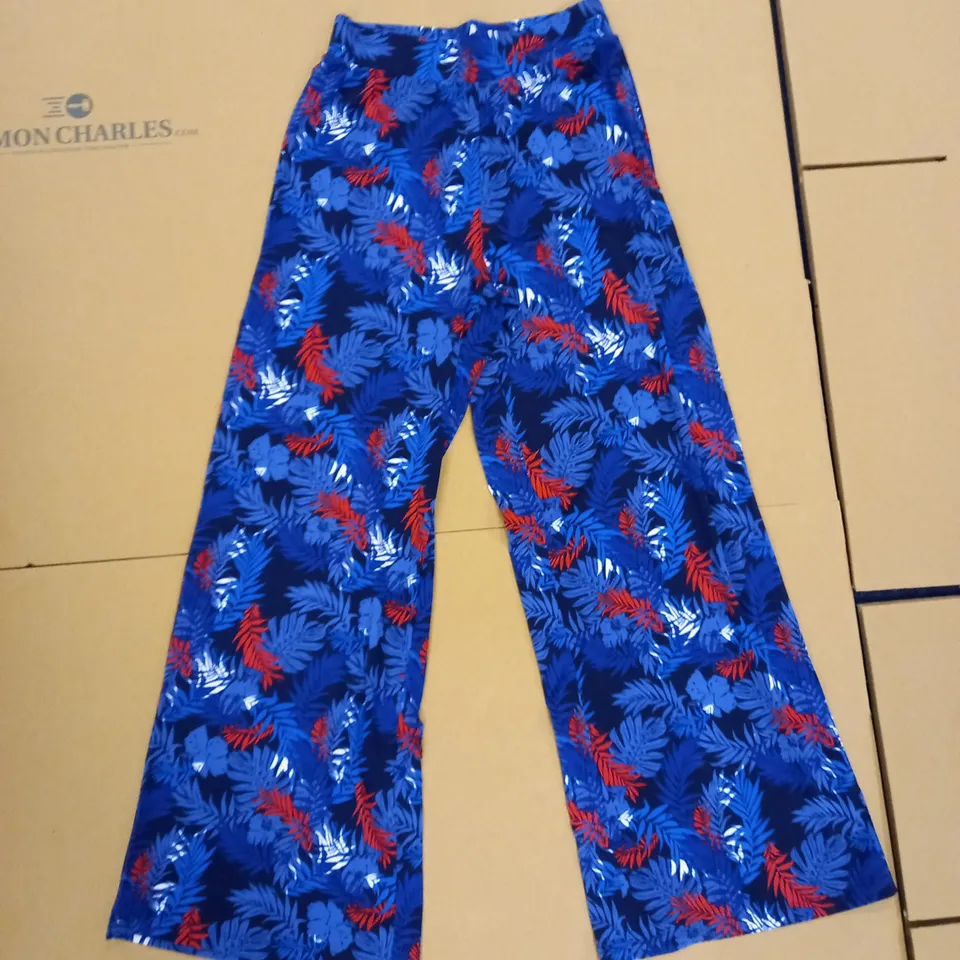 BOX OF APPROXIMATELY 22 D&CO PATTERENED LEAF WIDE LEG LEGGINGS SIZE XS