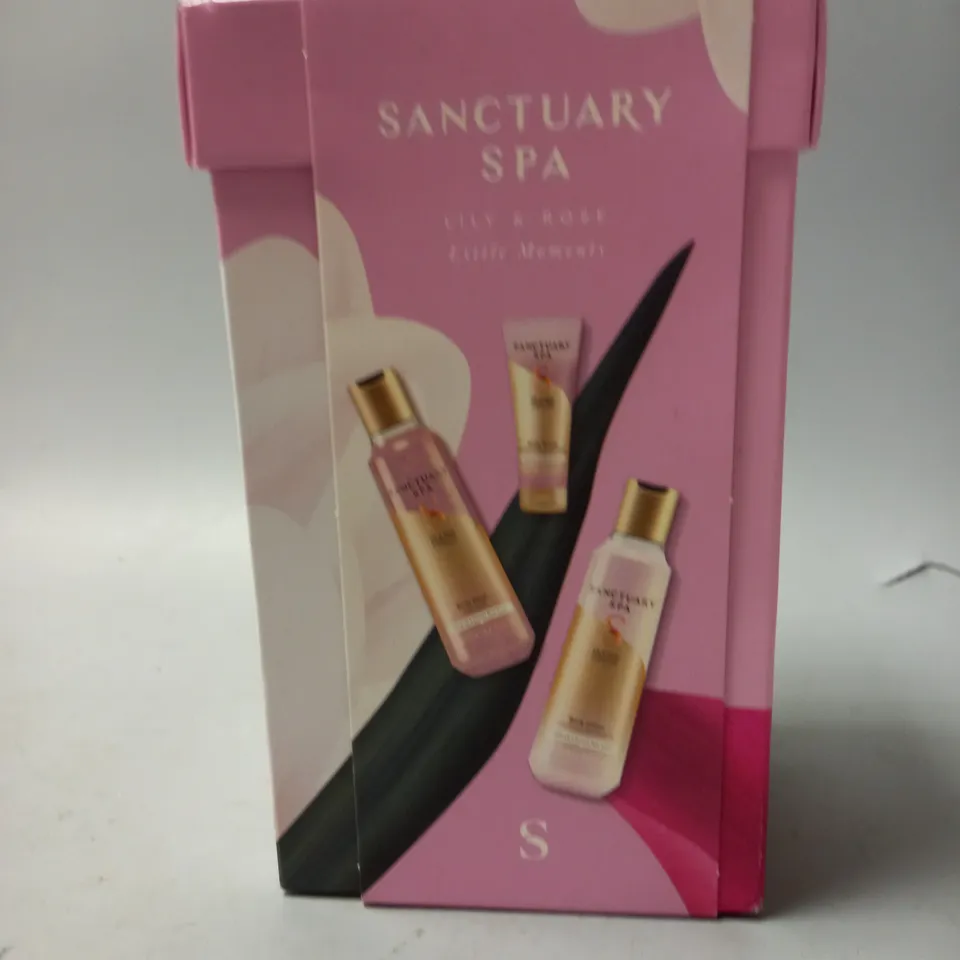 BOXED SANCTUARY SPA LILY AND ROSE LITTLE MOMENTS SET