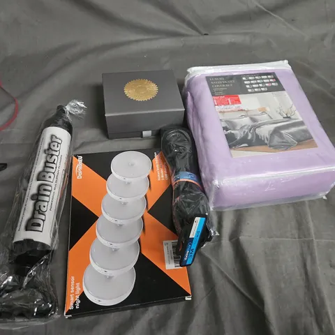 BOX OF APPROX 15 HOUSEHOLD ITEMS TO INCLUDE SMART SENSOR NIGHT LIGHT, LUXURY DUVET COVER SET, , ETC 