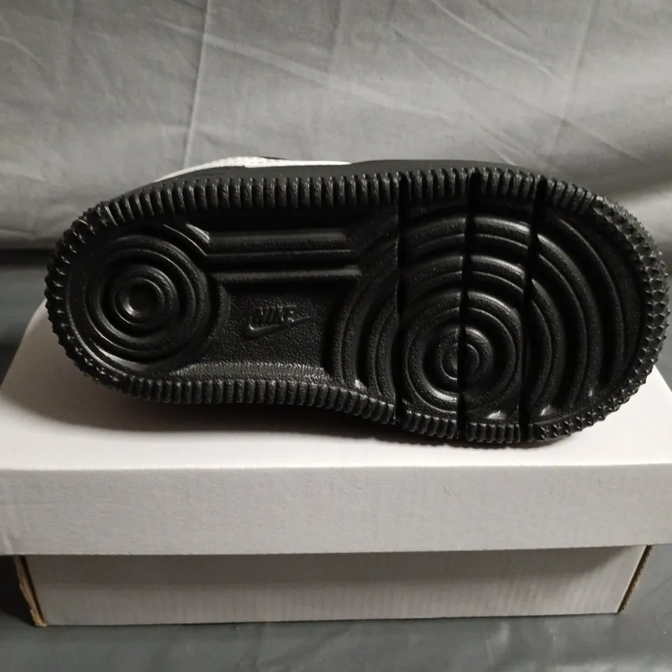 BOXED PAIR OF NIKE FORCE 1 LOW TRAINERS - UK SIZE 7.5 - KIDS