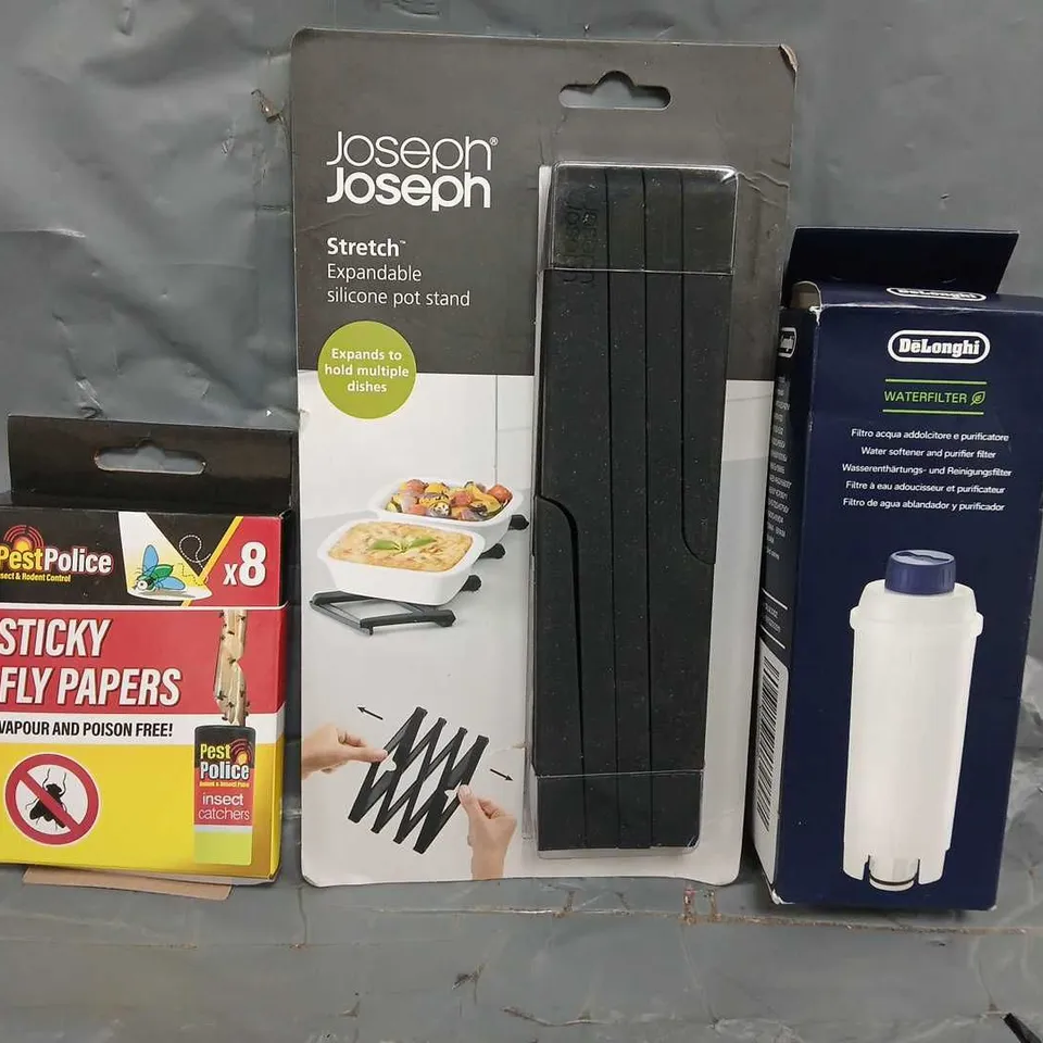 APPROXIMATELY 10 ASSORTED HOUSEHOLD ITEMS TO INCLUDE EXPANDABLE SILICONE POT STAND, STICKY FLY PAPERS, WATER FILTER, ETC