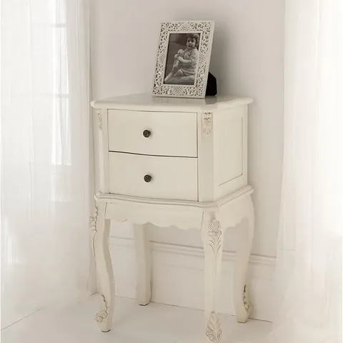 BRAND NEW BOXED HOMESDIRECT 365 RATTAN SHABBY CHIC ANTIQUE STYLE BEDSIDE TABLE