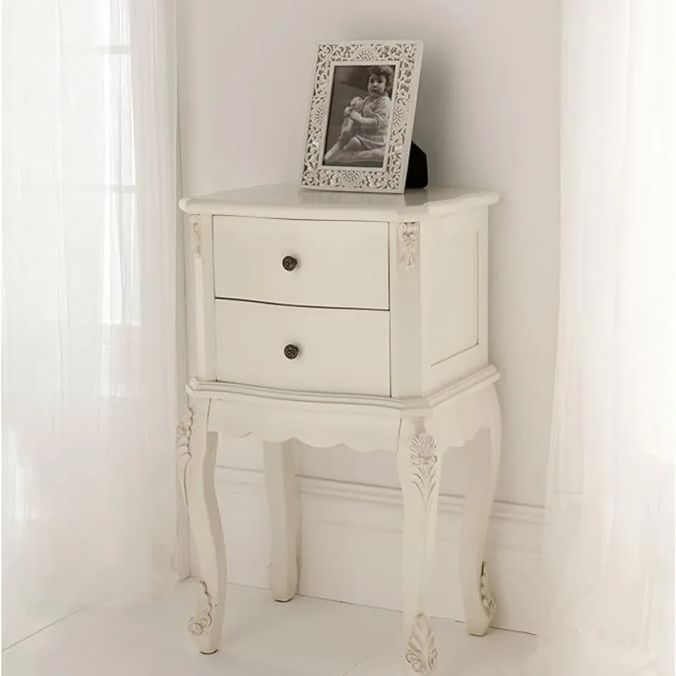 BRAND NEW BOXED HOMESDIRECT 365 RATTAN SHABBY CHIC ANTIQUE STYLE BEDSIDE TABLE