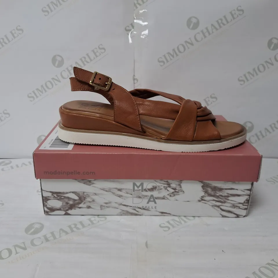 BOXED PAIR OF MODA IN PELLE OLANNA SANDALS IN TAN SIZE 9