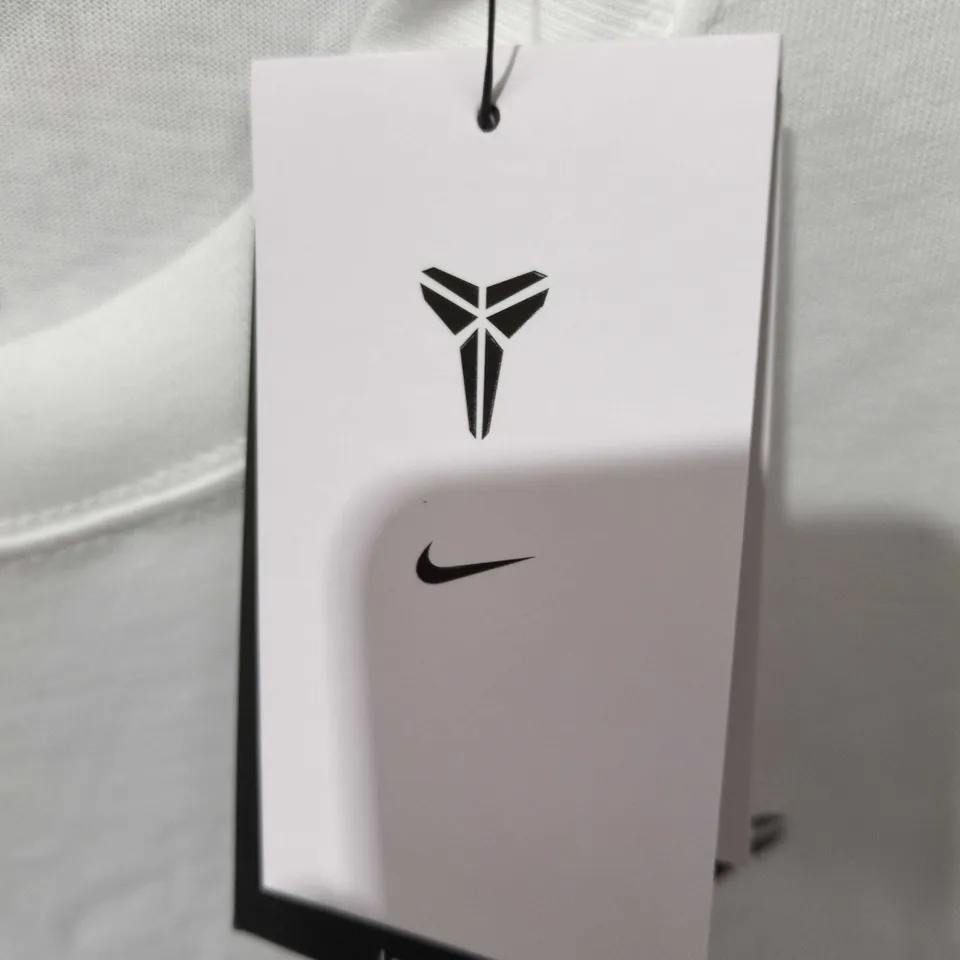 NIKE MAMBA MENTALITY T-SHIRT – WHITE, LOOSE FIT, UK M