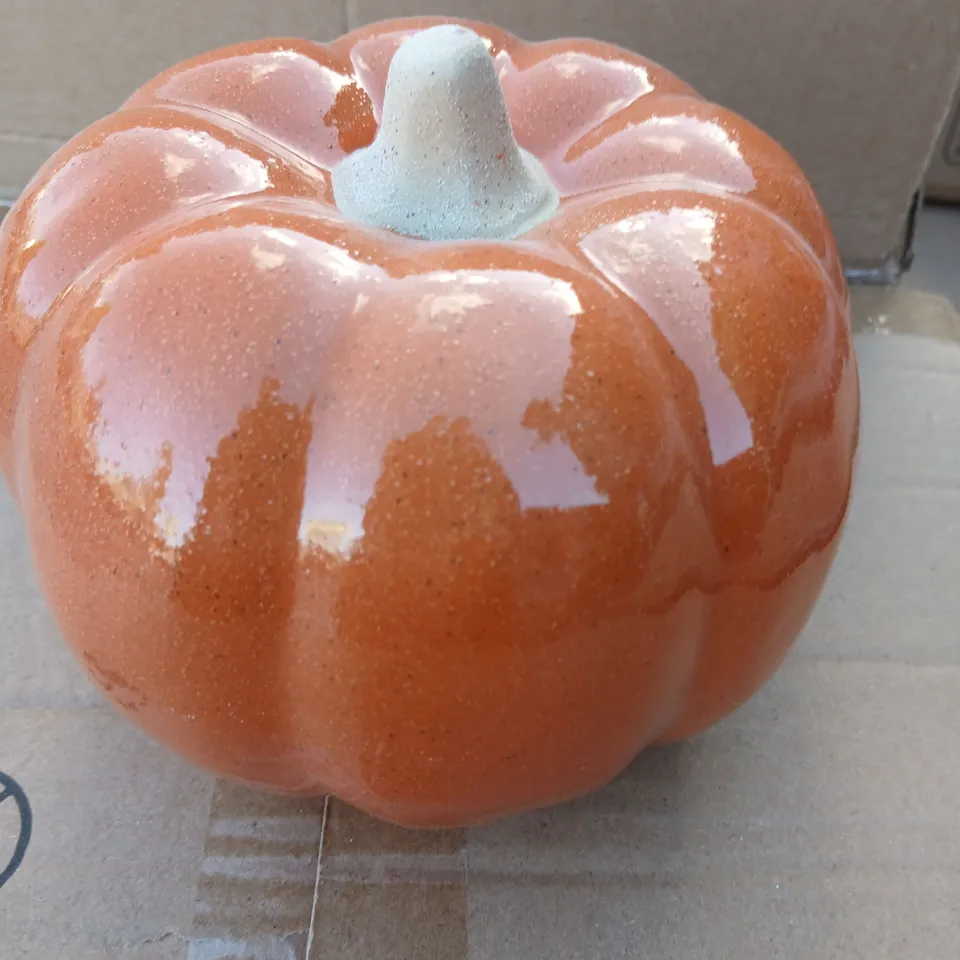 FOUR GISELA GRAHAM CERAMIC PUMPKIN ORNAMENT – ORANGE