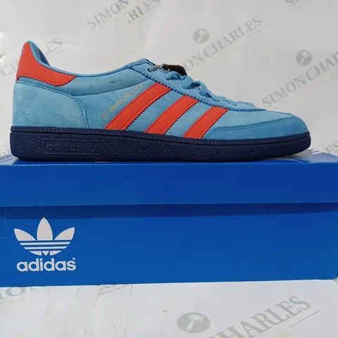 BOXED PAIR OF ADIDAS GT MANCHESTER SPZL SHOES IN BLUE/RED UK SIZE 9