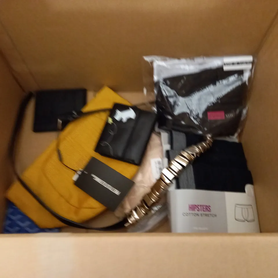 LOT OF ASSORTED CLOTHING ACCESSORIES TO INCLUDE PURSES, BELTS AND HATS