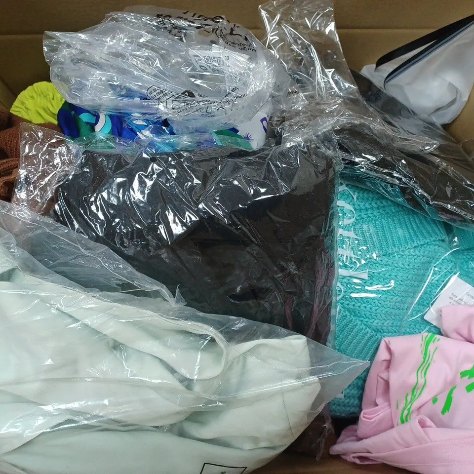 BOX OF APPROXIMATELY 30 ASSORTED CLOTHING ITEMS TO INCUDE - HAT , T-SHIRT , SKIRT ETC
