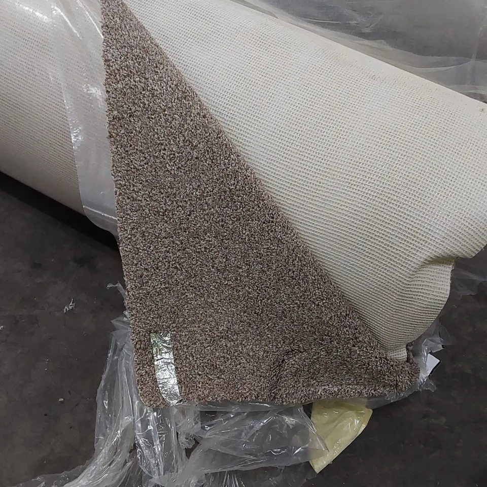 ROLL OF QUALITY DARTMOOR TWIST SB CARPET // APPROX SIZE: 14.96 X 4m