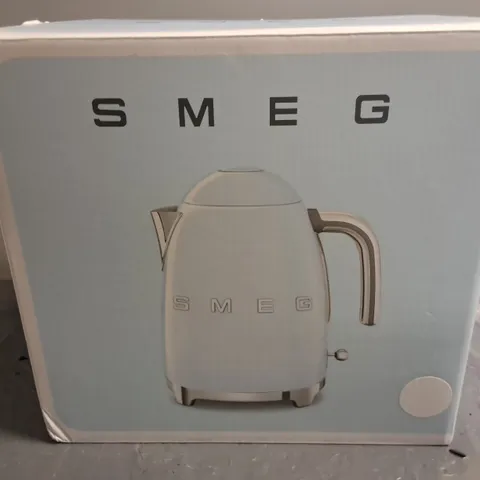 BOXED SMEG WHITE KETTLE