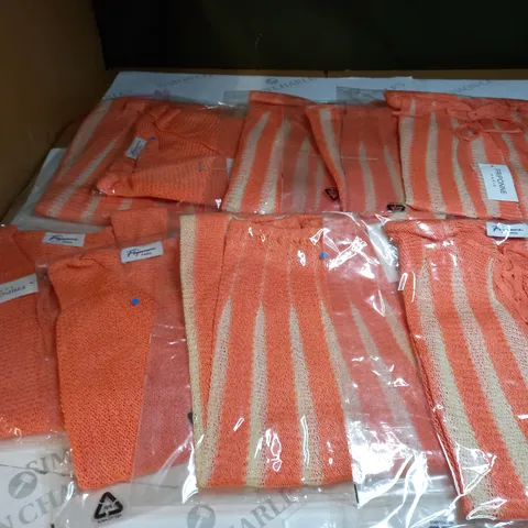 APPOX 9 ORANGE AND WHITE WOOLLY JUMPERS SIZE UNSPECIFIED