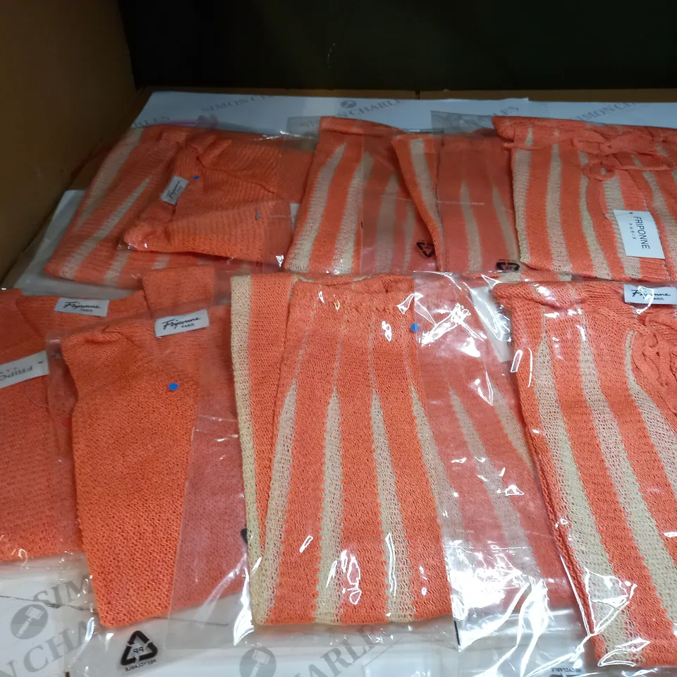 APPOX 9 ORANGE AND WHITE WOOLLY JUMPERS SIZE UNSPECIFIED 