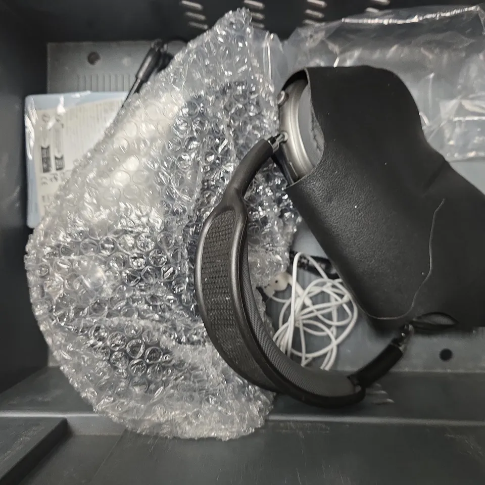 APPROXIMATELY 7 ASSORTED ITEMS TO INCLUDE - ITEK WIRELESS EARBUDS , HEARING DEVICE , TURTLE BEACH HEADSET ETC