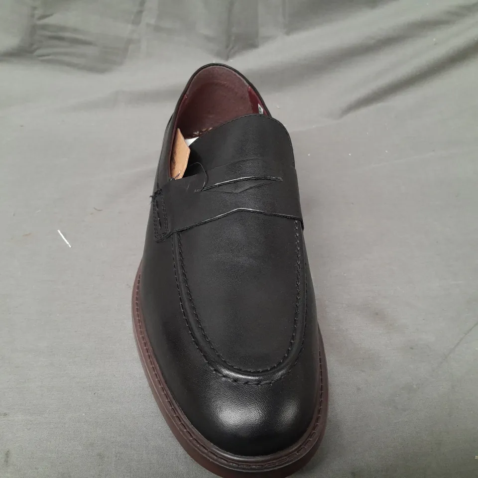BOXED PAIR OF THOMAS CRICK LOAFERS IN BLACK UK SIZE 10