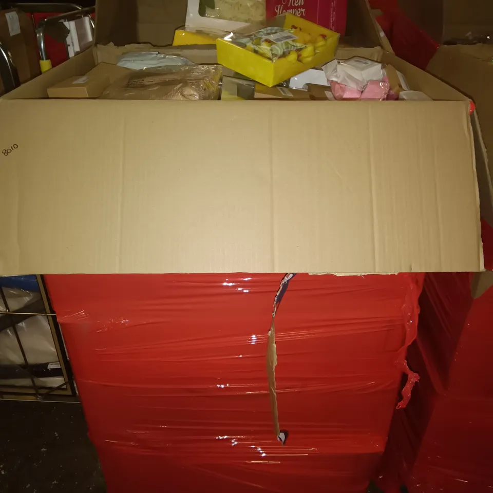 PALLET OF ASSORTED ITEMS TO INCLUDE ARTIFICIAL FLOWER PACKS, HEN PARTY GAMES AND PADDED ENVELOPES