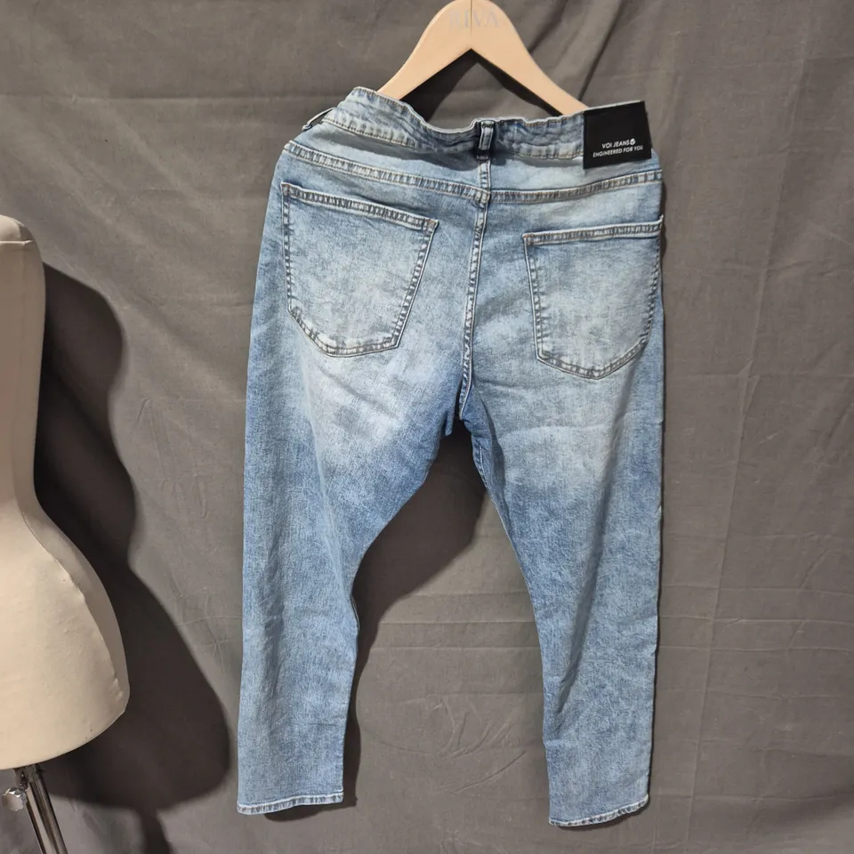VOI JEANS CO. HARVEY 006 JEANS – SIZE 34, LIGHT BLUE