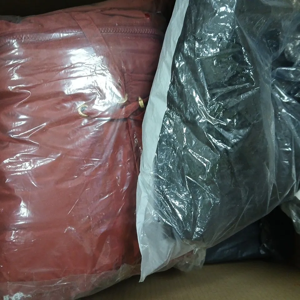 BOX OF APPROXIMATELY ASSORTED HOUSEHOLD ITEMS TO INCLUDE MOLTON BROWN BATH & SHOWER GEL SET, ETC