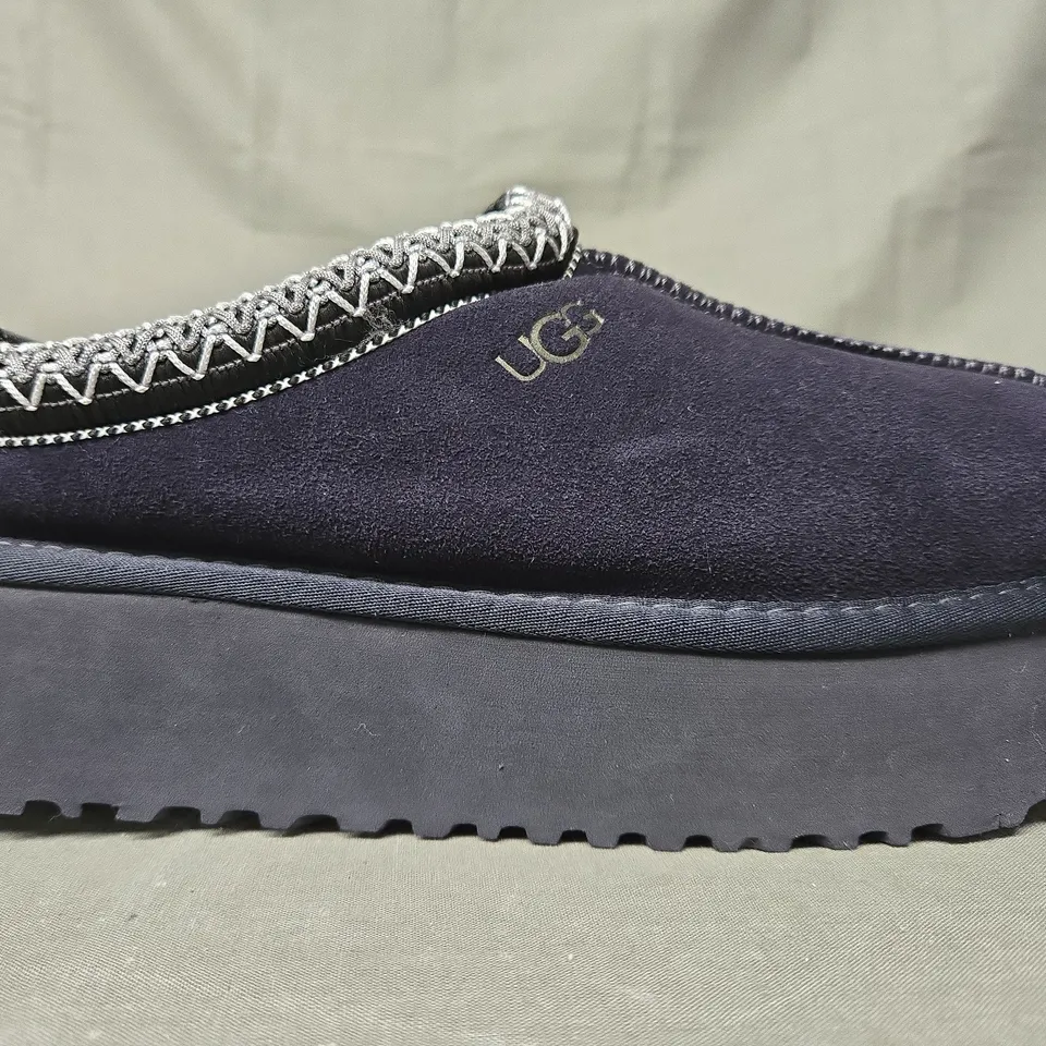 PAIR OF UGG SHOES IN NAVY UK SIZE 5