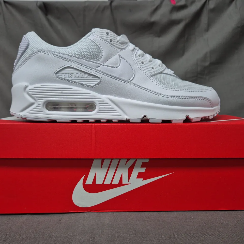 BOXED PAIR OF NIKE AIR MAX 90 SHOES IN WHITE UK SIZE 9