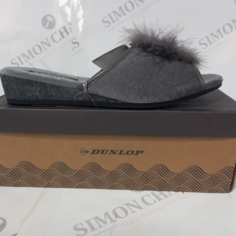 BOXED PAIR OF DUNLOP CARLA OPEN TOE SLIP-ON SLIPPERS IN GREY UK SIZE 8