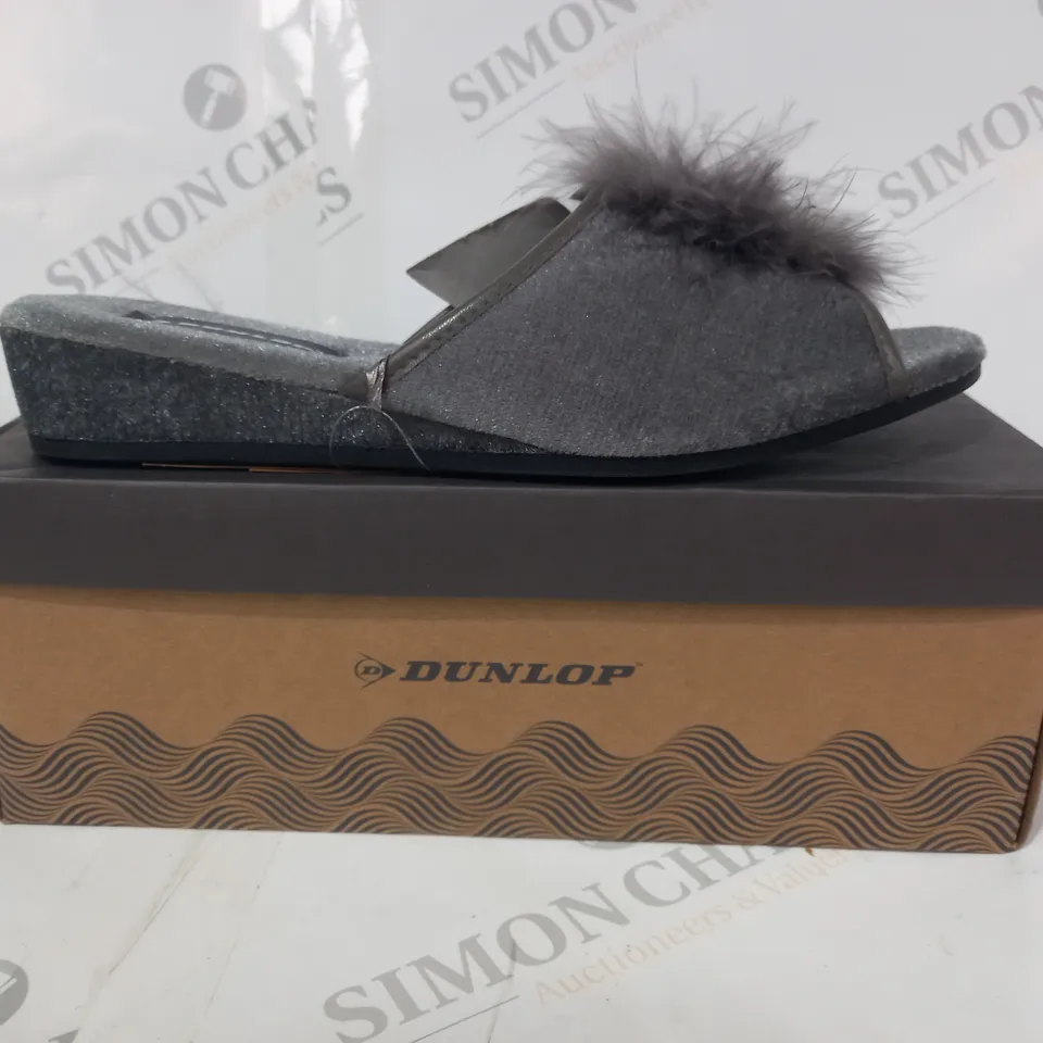 BOXED PAIR OF DUNLOP CARLA OPEN TOE SLIP-ON SLIPPERS IN GREY UK SIZE 8