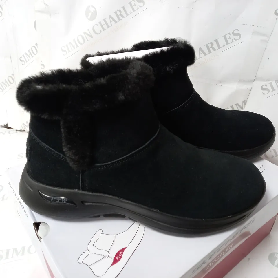 SKECHERS GO WALK ARCH FIT SUEDE CHUGGA BOOT BLACK - UK SIZE 5