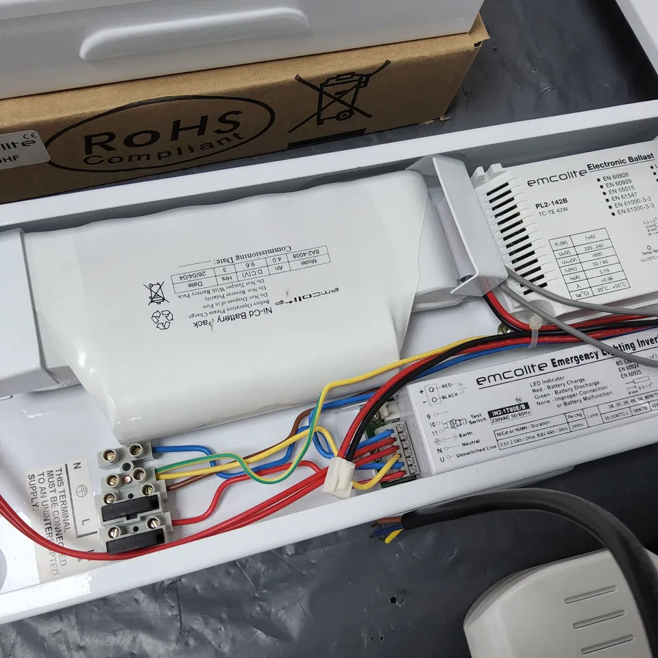 PALLET CONTAINING APPROXIMATELY 18 MULTIPACK BOXES OF LIGHTING ITEMS TO INCLUDE EMCO ELED23 LIGHTS AND ASSORTED LIGHTING BALLAST BATTERY BOXES