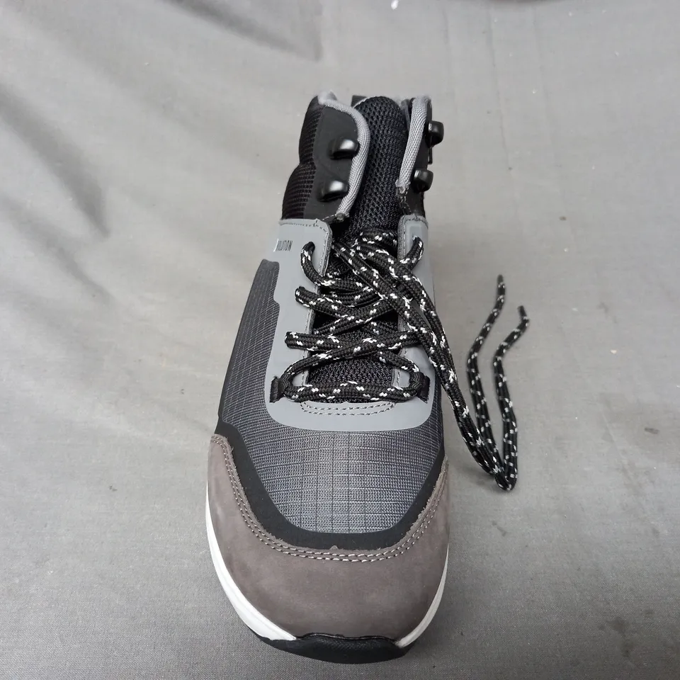 BOXED PAIR OF RIEKER REVOLUTION BOOTS IN GREY SIZE 5