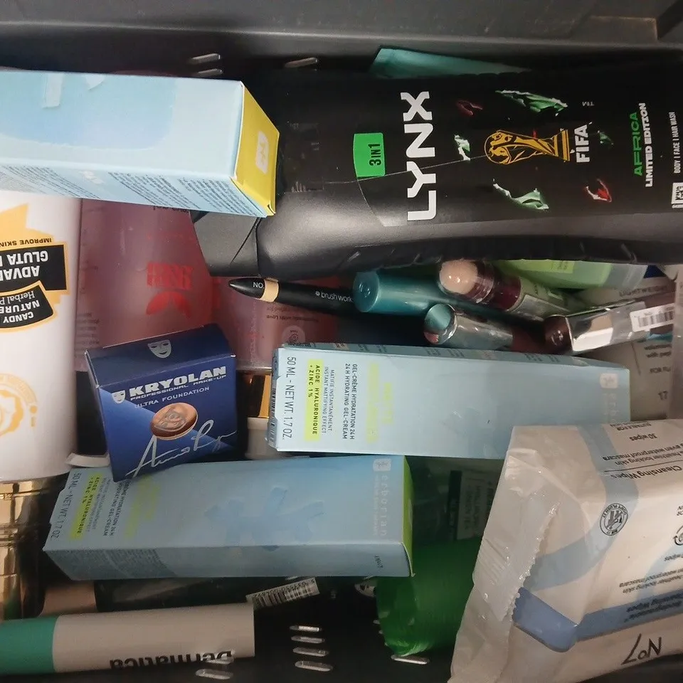 APPROXIMATELY 20 ASSORTED COSMETIC ITEMS INCLUDING VARIOUS MAKES AND BRANDS - COLLECTION ONLY
