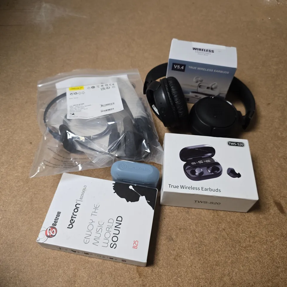 APPROXIMATELY 12 ASSORTED EARBUDS & HEADPHONES TO INCLUDE BRANDS SUCH AS JABRA, JBL, JLAB, ETC