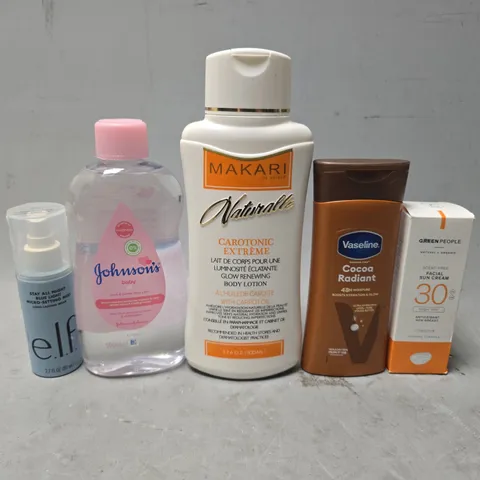 APPROXIMATELY 15 ASSORTED HEALTH & BEAUTY ITEMS TO INCLUDE - VASELINE COCOA RADIANT , JOHNSONS BABY OIL ETC