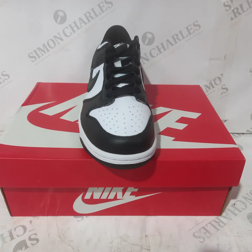 BOXED PAIR OF NIKE DUNK LOW SHOES IN BLACK/WHITE UK SIZE 5.5