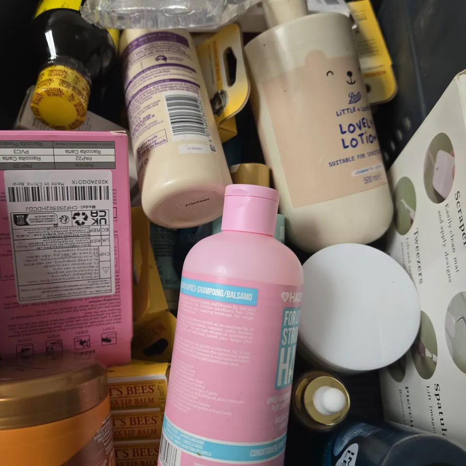 APPROXIMATELY 20 ASSORTED HEALTH & BEAUTY PRODUCTS TO INCLUDE FOOT BALM, TONING WATER, ARGAN OIL ETC