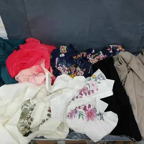 BOX OF APPROXIMATELY 12 ASSORTED CLOTHING ITEMS IN VARIOUS STYLES, COLOURS AND SIZES 