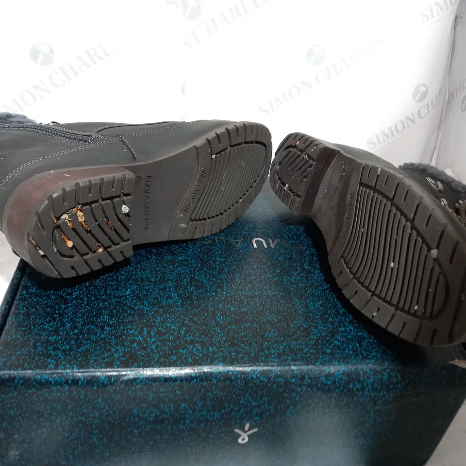BOXED PAIR OF EMU DARK GREY BOOTS - SIZE 6