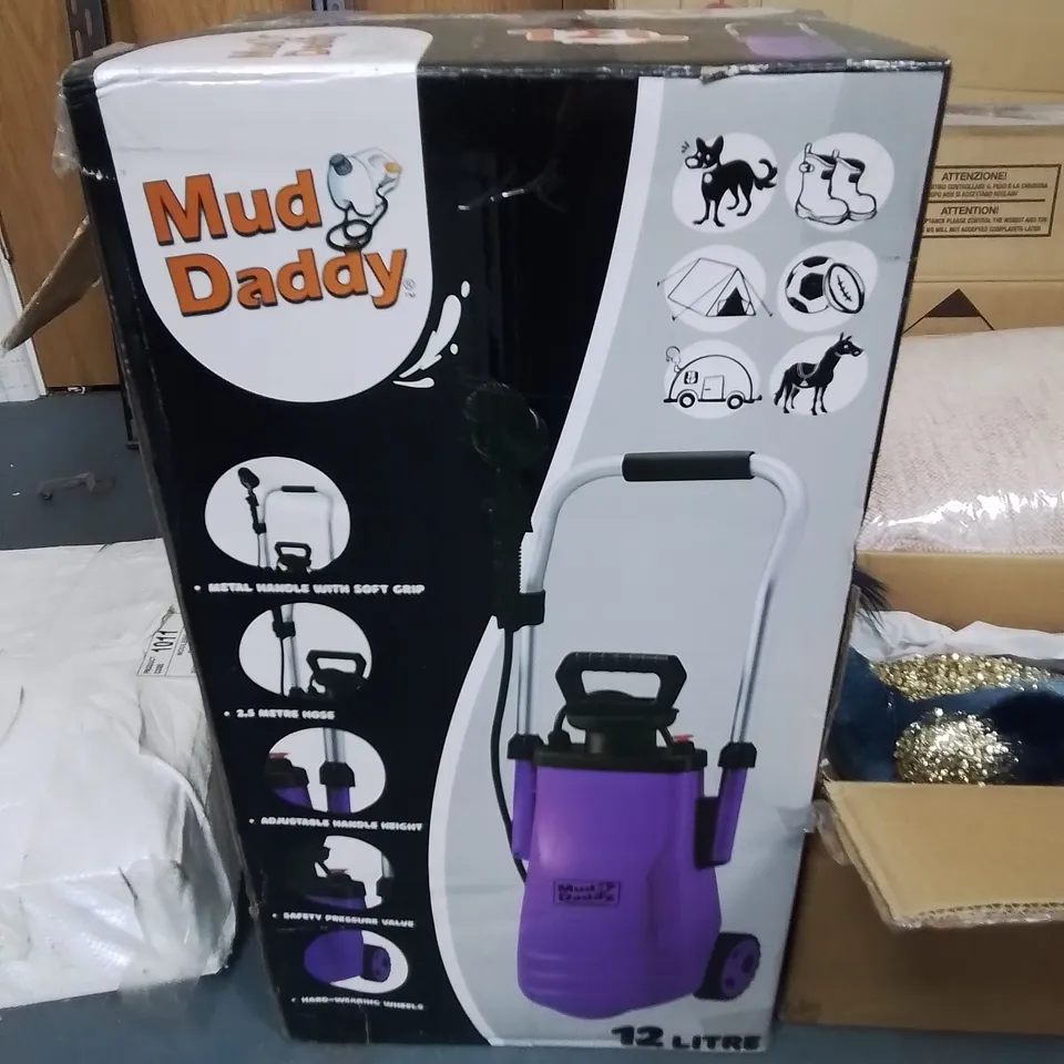 LOT OF ASSORTED HOUSEHOLD ITEMS TO INCLUDE HALLOWEEN BUCKETS, MUD DADDY, PEACOCK DECORATIKN AND FILLED CUSHION