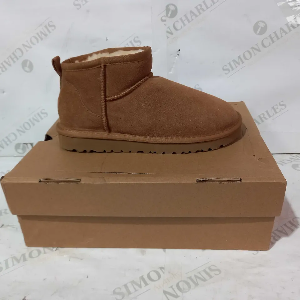 BOXED PAIR OF UGG CLASSIC SHORT SHOES IN BROWN UK SIZE 6.5