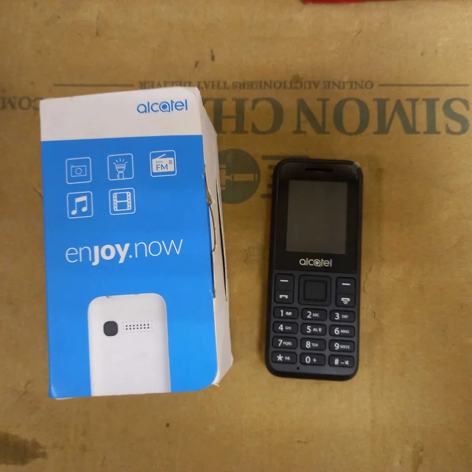 LOT OF APPROX 6 MOBILE HANDSETS TO INCLUDE SOL B1400, SAMSUNG F1272, OAKCASTLE F100