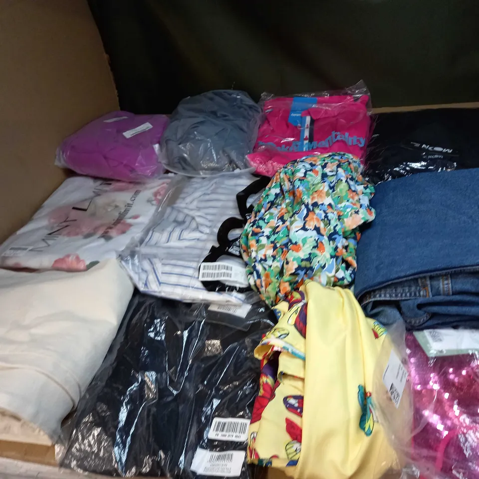 BOX OF APPROX 35 ASSORTED CLOTHING ITEMS TO INCLUDE - DRESSES, T-SHIRTS AND TROUSERS