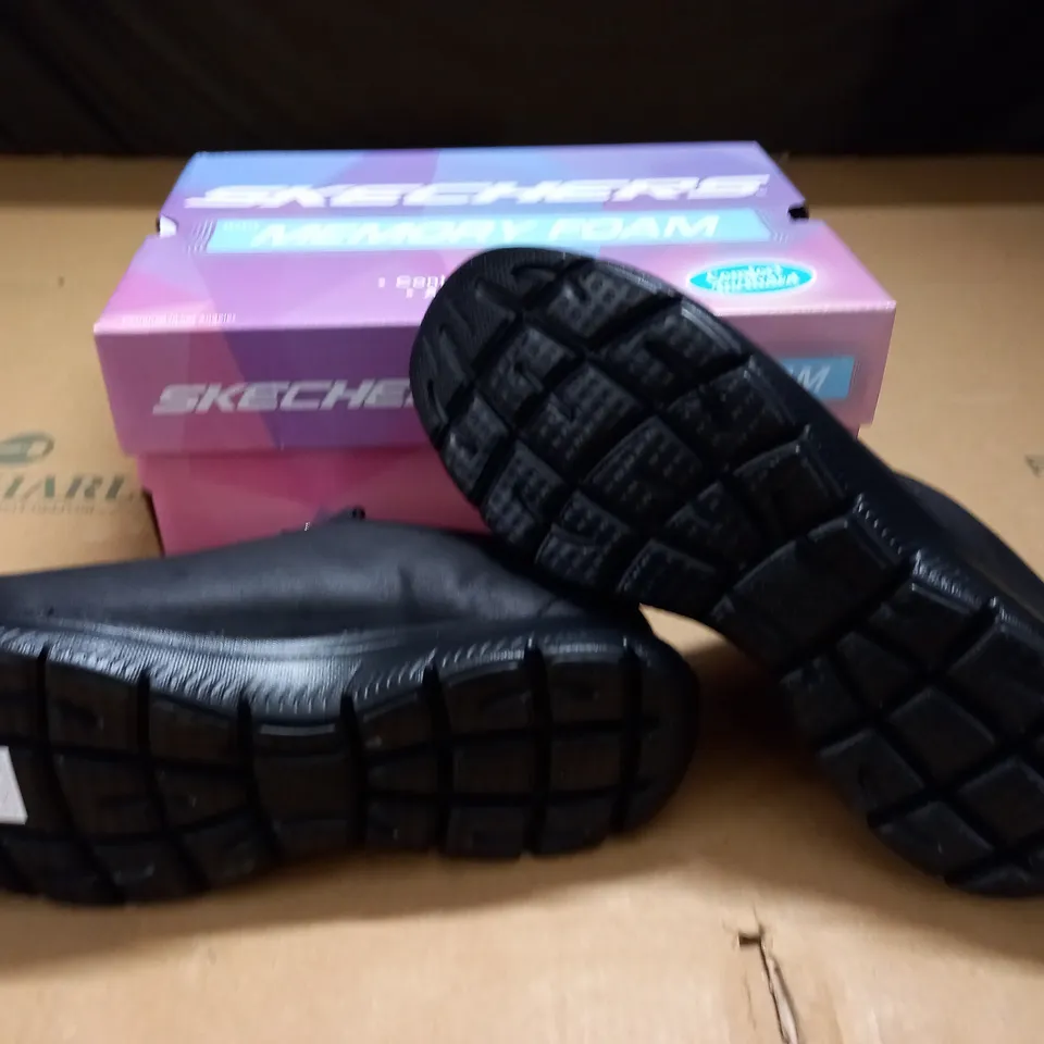 BOXED PAIR OF SKECHERS MEMORY FOAM WOMENS TRAINERS - UK 5