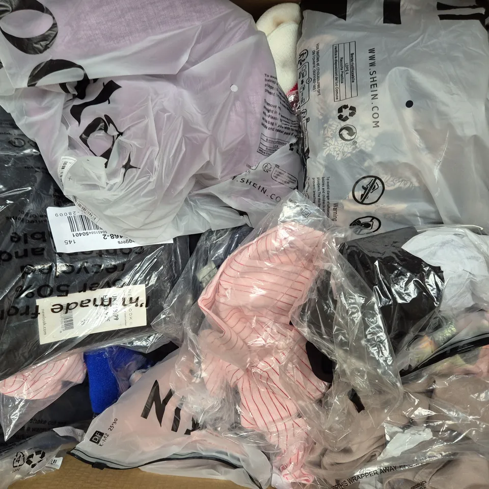 BOX OF APPROXIMATELY 20 ASSORTED CLOTHING AND FASHION ITEMS IN VARIOUS STYLES, SIZES, AND COLOURS - COLLECTION ONLY