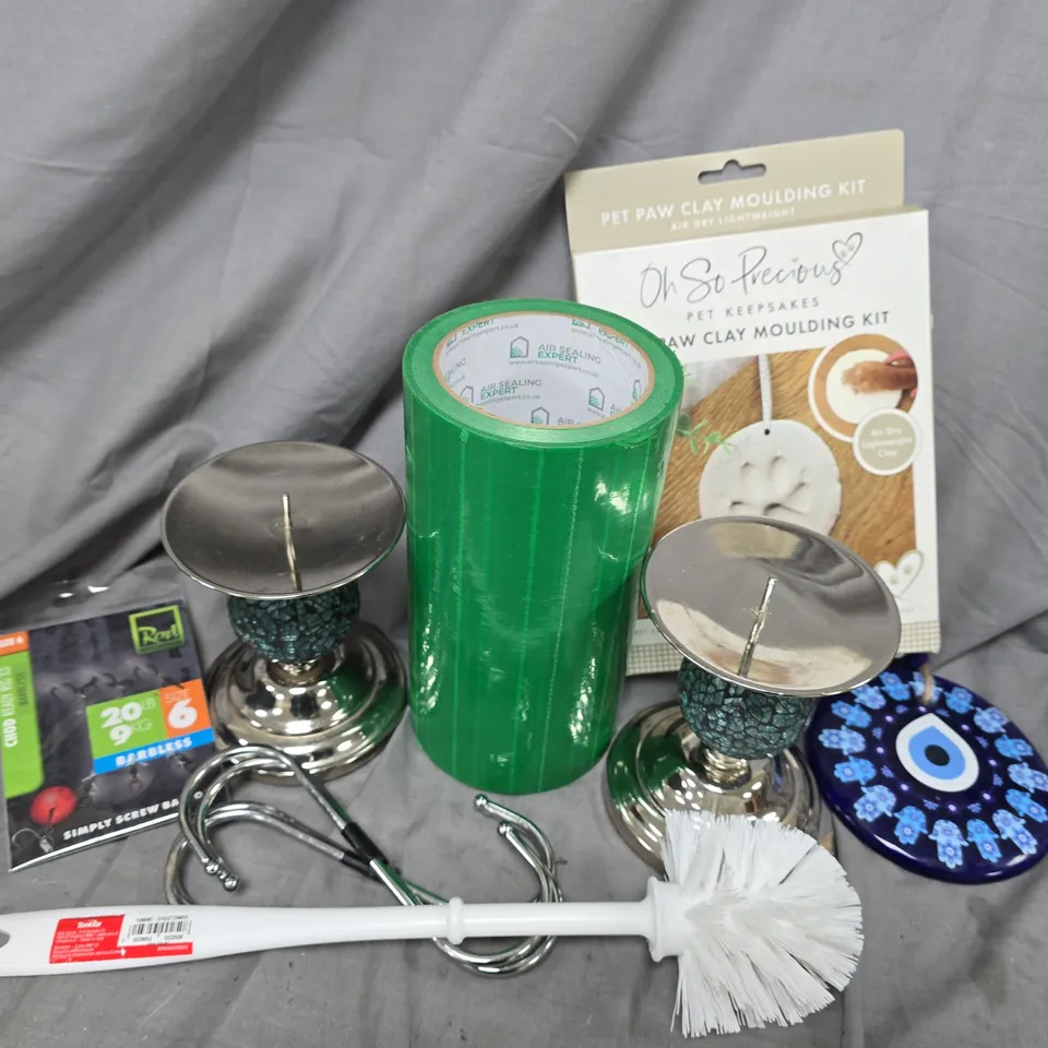 APPROXIMATELY 12 ASSORTED HOUSEHOLD ITEMS TO INCLUDE PET PAW MOULDING KIT, TOILET BRUSH, CANDLE HOLDER, ETC