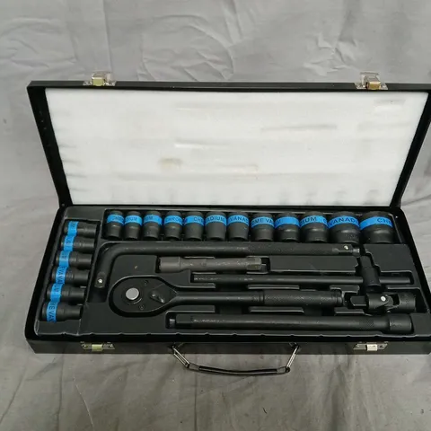 CHROMIUM-VANADIUM SOCKET SET IN CASE WITH RATCHET