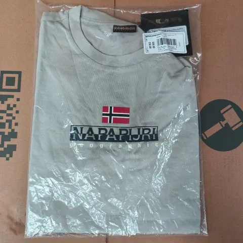 BAGGED NAPAPIJRI GEOGRAPHIC T-SHIRT IN GREY SIZE LARGE