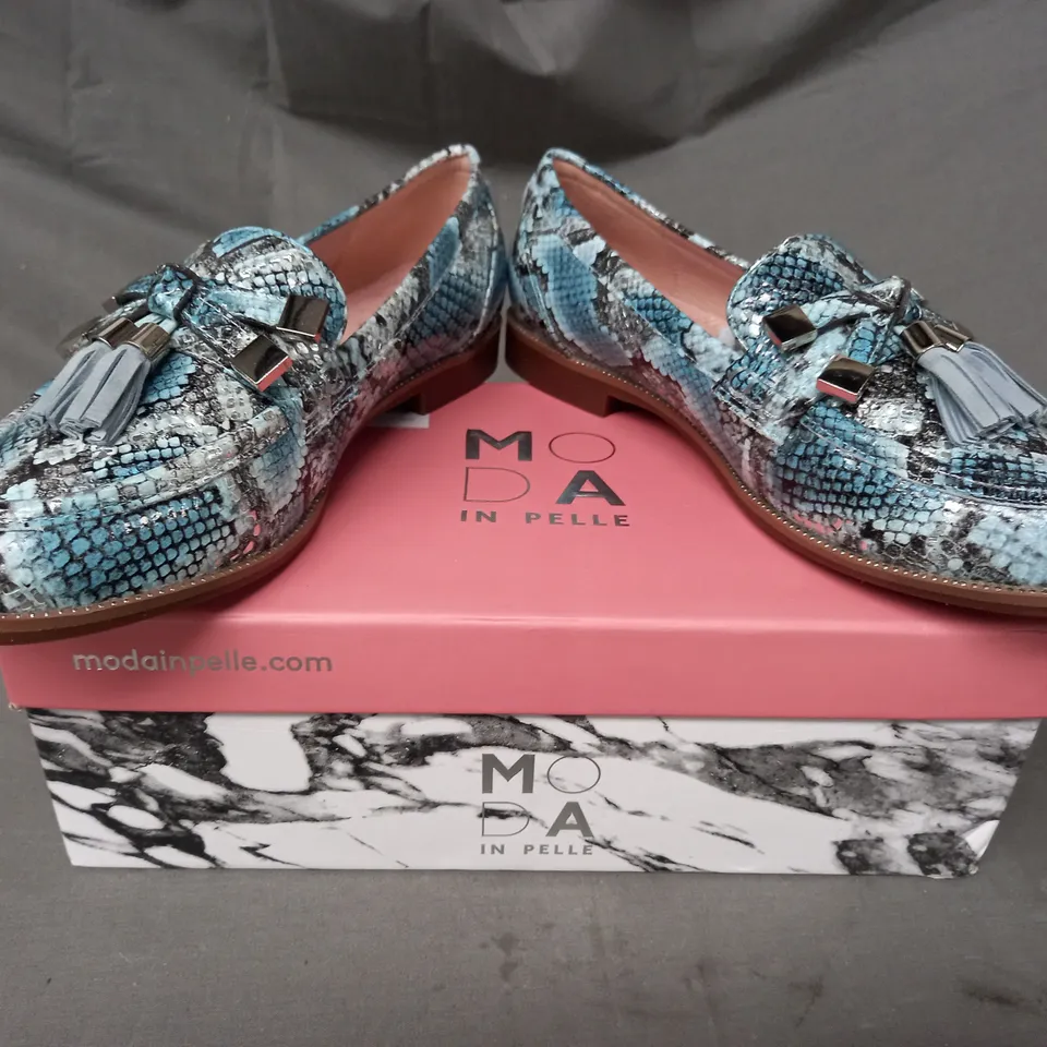 BOXED PAIR OF MODA IN PELLE LOAFERS IN DENIM SNAKE SIZE 5